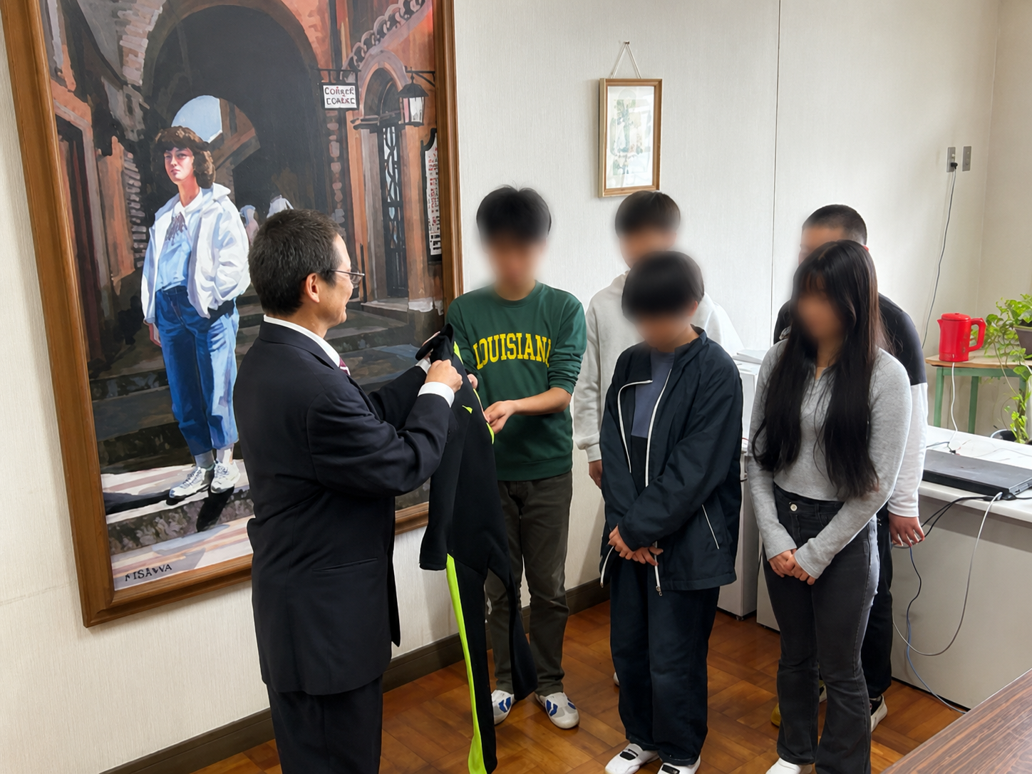学校へのウェア寄贈の様子