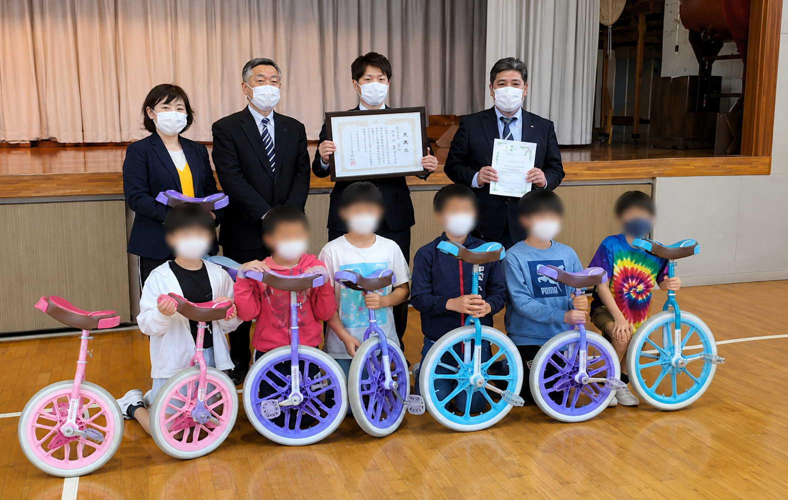 小学校への一輪車寄贈の様子